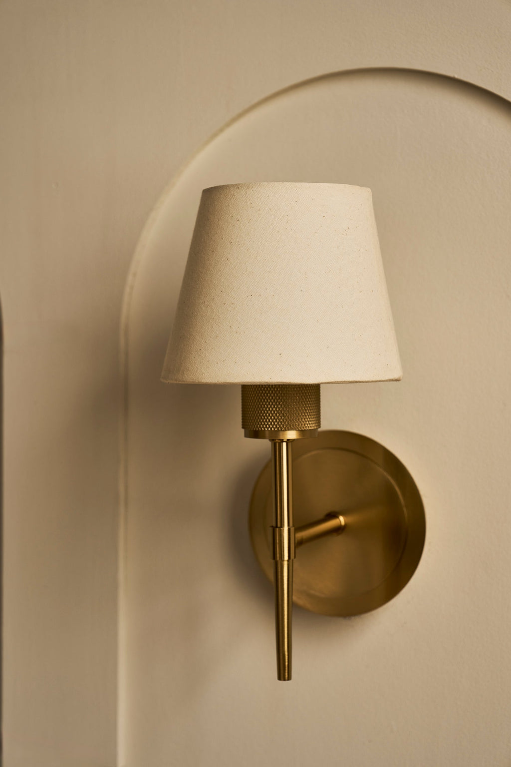 Knurled Empire Torch Wall Light - Light Natural Cotton - Brass
