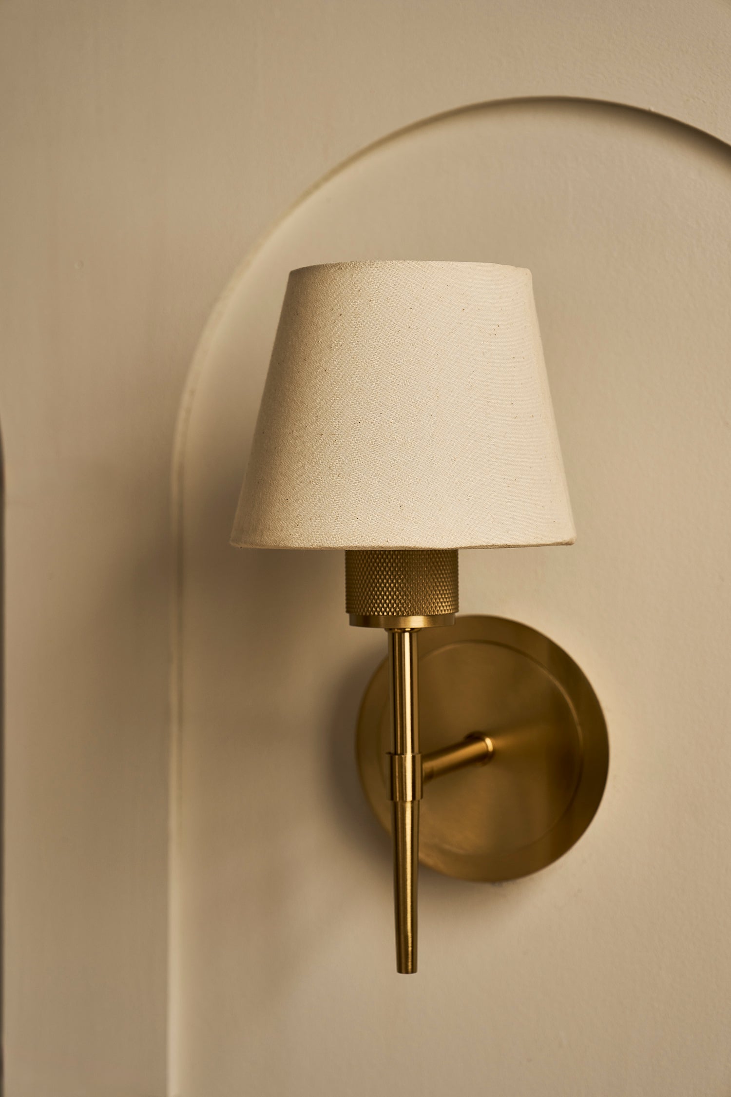 Knurled Empire Torch Wall Light - Light Natural Cotton - Brass